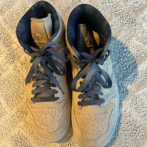 hi i’m selling Nike Air Jordan 1 Mid SE Shoes in a size women’s 9